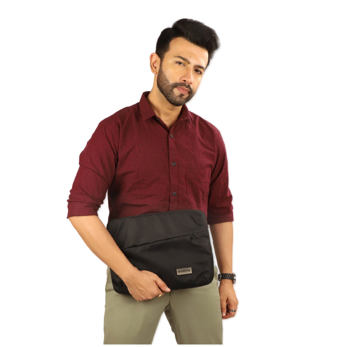 Model Holding Pinnacle Sleeve